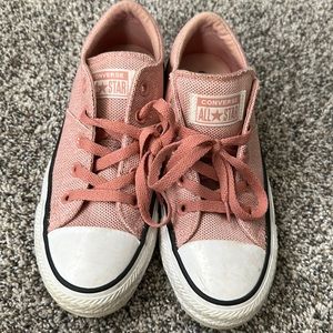 Women’s pink converse all stars size 6